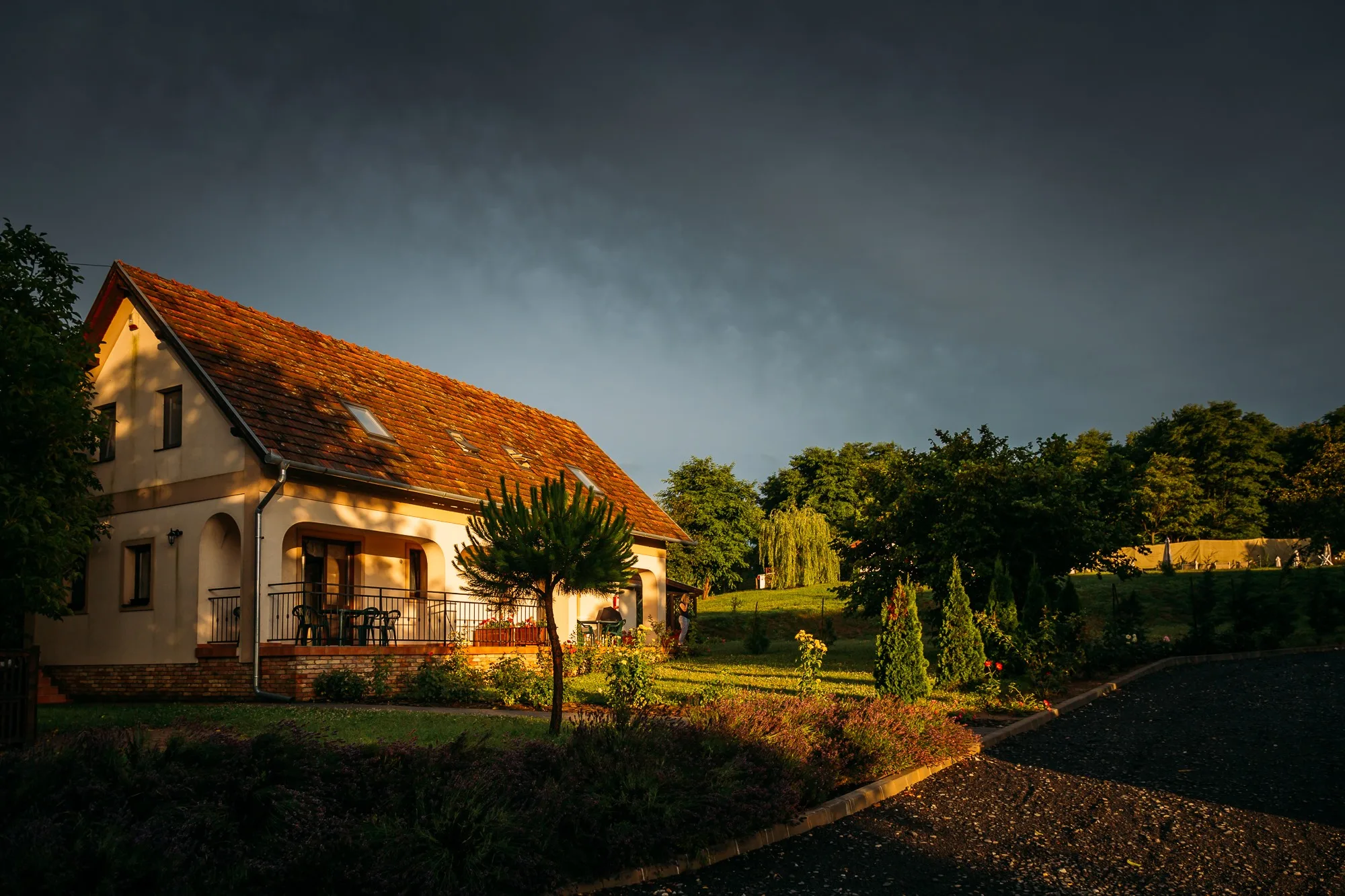 Rádhé Resort cottage at dusk surrounded by gardens